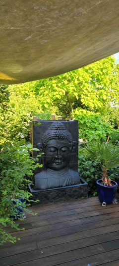 Buddha Reliefbrunnen auf der Terrasse