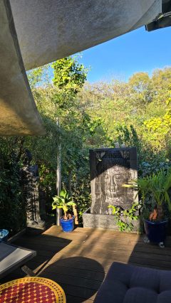 Buddha Reliefbrunnen auf der Terrasse